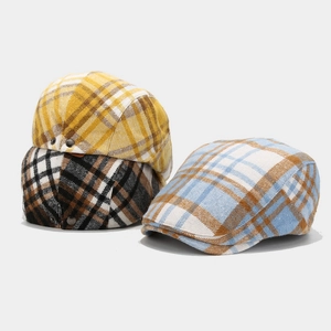 Détails de bérets à carreaux classiques en tweed jaune, bleu et noir avec boutons en métal