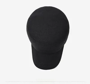 Draufsicht auf eine schwarze Winter-Feldmütze mit dicker Stricktextur für mehr Wärme