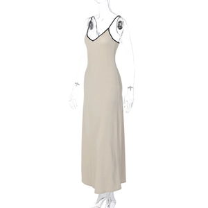 Vue détaillée d'une robe longue en maille côtelée beige avec encolure en V et liseré noir