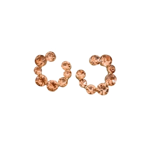 Boucles d'oreilles créoles dorées en C avec cristaux de strass brillants sur fond blanc