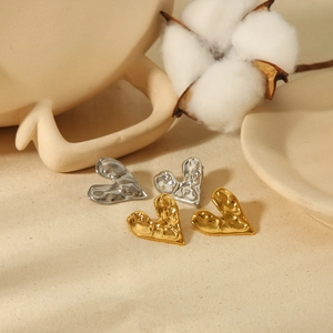 Boucles d'oreilles cœur rétro en or 18 carats et acier inoxydable à texture lave