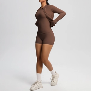 Ensemble de yoga 3 pièces marron avec veste zippée ajustée, débardeur et short de sport