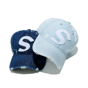 Vintage-Baseballkappen aus Denim in Dunkel- und Hellblau mit besticktem S-Logo-Patch