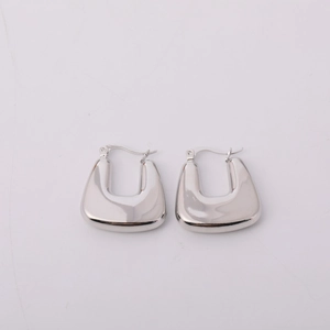 Détail des boucles d'oreilles créoles en forme de U argentées avec fini miroir poli