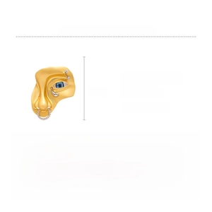 Détail de la broche visage abstrait avec œil bleu, anneau de nez et taille 6x5,7cm