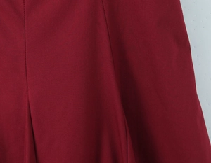 Gros plan sur la texture du tissu rouge montrant les détails d'une robe moulante chic