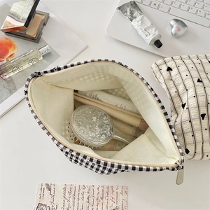 Vue détaillée d'une trousse à maquillage vichy montrant sa grande capacité de rangement