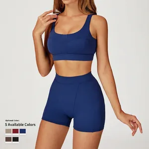 Completo sportivo blu scuro con reggiseno e pantaloncini a vita alta per yoga
