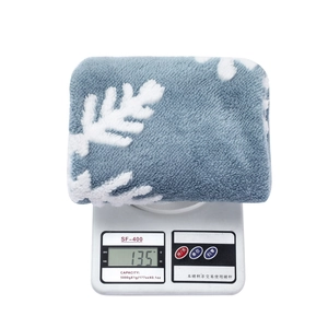 Detail der blauen Plüsch-Weihnachtssocke mit Schneeflockenmuster und 135g Gewicht