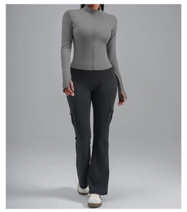 Détail de veste de yoga gris clair avec col montant et passe-pouces pour l'entraînement