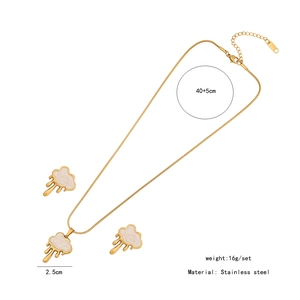Dettaglio del set collana con ciondolo a nuvola in acciaio inossidabile dorato e misure