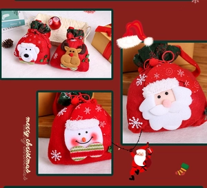 Détail de sacs cadeaux de Noël avec personnages 3D du Père Noël, Bonhomme de neige et Renne