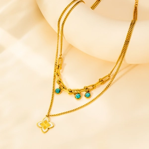 Collana a doppio strato in acciaio titanio dorato con ciondolo a fiore e perline turchesi