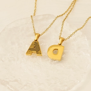 Collier en acier titane doré avec pendentif lettre A texturée et lettre D polie