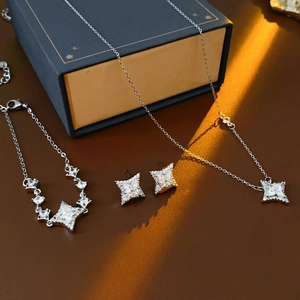 Parure de bijoux raffinée en argent et zircon avec collier, bracelet et boucles d'oreilles