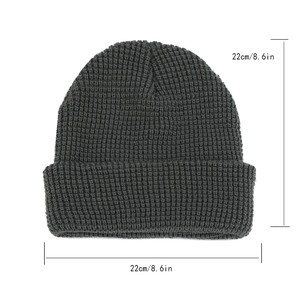 Detailansicht der dunkelgrauen Waffelstrickmütze mit Maßen von 22 cm mal 8,6 Zoll