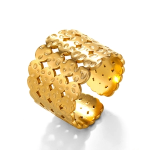 Moderner 4-lagiger goldener Hohlring mit gehämmerter Textur und offenem Design