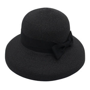 Elegante cappello di paglia nero a tesa larga con fiocco per vacanze estive in spiaggia