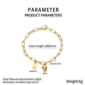 Détail du bracelet en acier inoxydable plaqué or 18K avec pendentif lettre A et fermoir