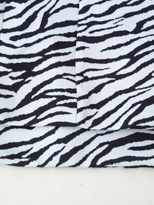 Vue macro détaillée du tissu sergé à motif zèbre montrant coutures et texture