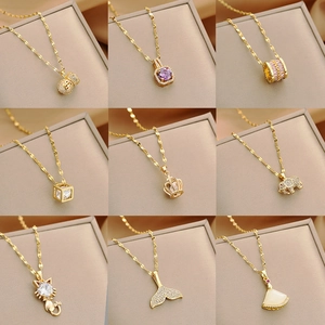 Collectie van negen gouden titanium stalen kettingen met diverse kristallen hangers