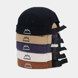 Détail de bonnets docker multicolores avec sangles réglables et broderie du logo RAHHSR