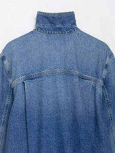 Detailaufnahme der Kunstpelz-Wildlederjacke mit verstärkten Nähten und Rückenfalte