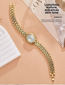 Détail d'une montre dorée vintage avec placage PVD et bracelet à maillons en métal