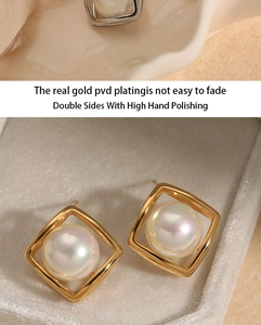 Dettaglio di orecchini quadrati con perle placcati in oro PVD e finitura lucida