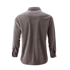 Dettaglio del retro di una camicia di velluto a coste taupe con trama fine del tessuto