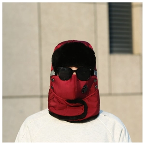 Détail de l'ouchanka d'hiver rouge avec doublure en fausse fourrure et masque intégré