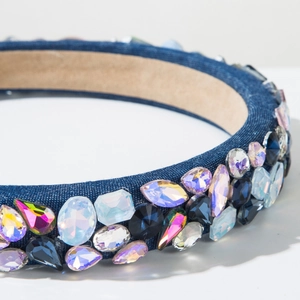 Détail de strass colorés sur serre-tête en denim bleu avec doublure beige antidérapante