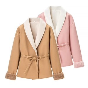 Cappotto in lana da donna con polsini in ecopelliccia e cintura in vita in due colori