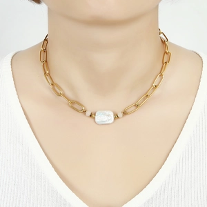 Collana a graffetta in acciaio inossidabile placcato oro 18K con perla barocca su modella