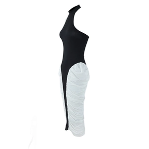 Detailansicht des Bodycon-Kleids mit schwarz-weißem Kontrast und seitlichen Raffungen