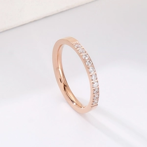 Minimalistischer Ring aus roségoldenem Edelstahl mit funkelndem Halbbogen-Zirkonia-Besatz