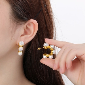 Boucles d'oreilles créoles C en acier inoxydable doré avec perles blanches élégantes