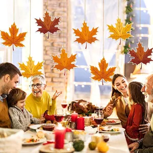 Dettaglio di decorazioni pendenti a foglia d'acero colorate per una cena del Ringraziamento