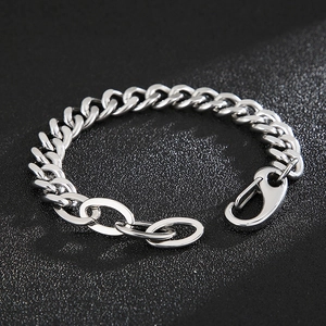 Détail du bracelet gourmette en acier inoxydable argenté avec fermoir à ressort