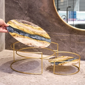 Estante organizador de baño dorado nórdico con bandejas de mármol para los cosméticos