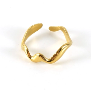 Vue détaillée d'une bague en acier inoxydable plaqué or 18K avec géométrie ondulée