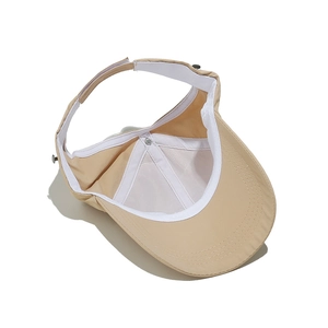 Dettaglio del cappello beige che mostra la fascia antisudore e lo strato traspirante