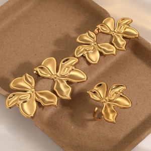 18K Gold Plated Stainless Steel Large Flower Stud Earrings Ring Necklace Set For Women Niche Design Floral Jewelry Accessory