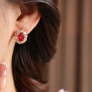 Elegantes Modell mit Vintage-Ohrringen, roter ovaler Edelstein mit Zirkonia-Halo-Detail