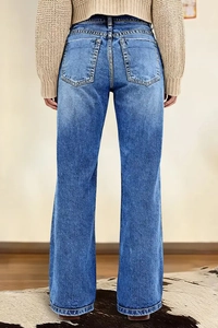 Achteraanzicht van vintage jeans met hoge taille, rechte pijpen en achterzakken in denim