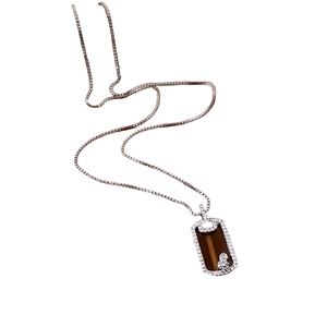 Collier argenté avec pendentif carré œil de chat marron et pavage de cristaux brillants