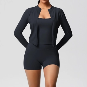 Détail d'un short de yoga taille haute avec poches latérales et tissu mat élastique