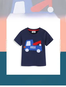 Détail de la broderie remorque de dessin animé sur le t-shirt en coton bleu marine garçon