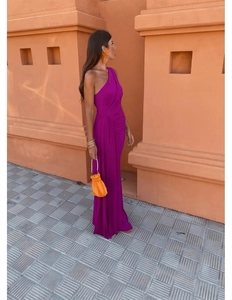Détail de la robe longue asymétrique magenta élégante avec taille plissée et fente