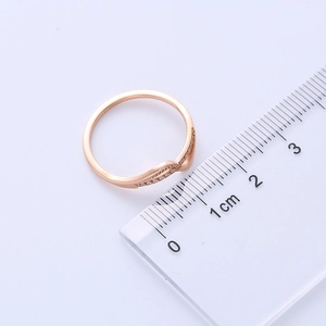 Mesure détaillée de la taille d'une bague en acier or rose avec cristaux blancs